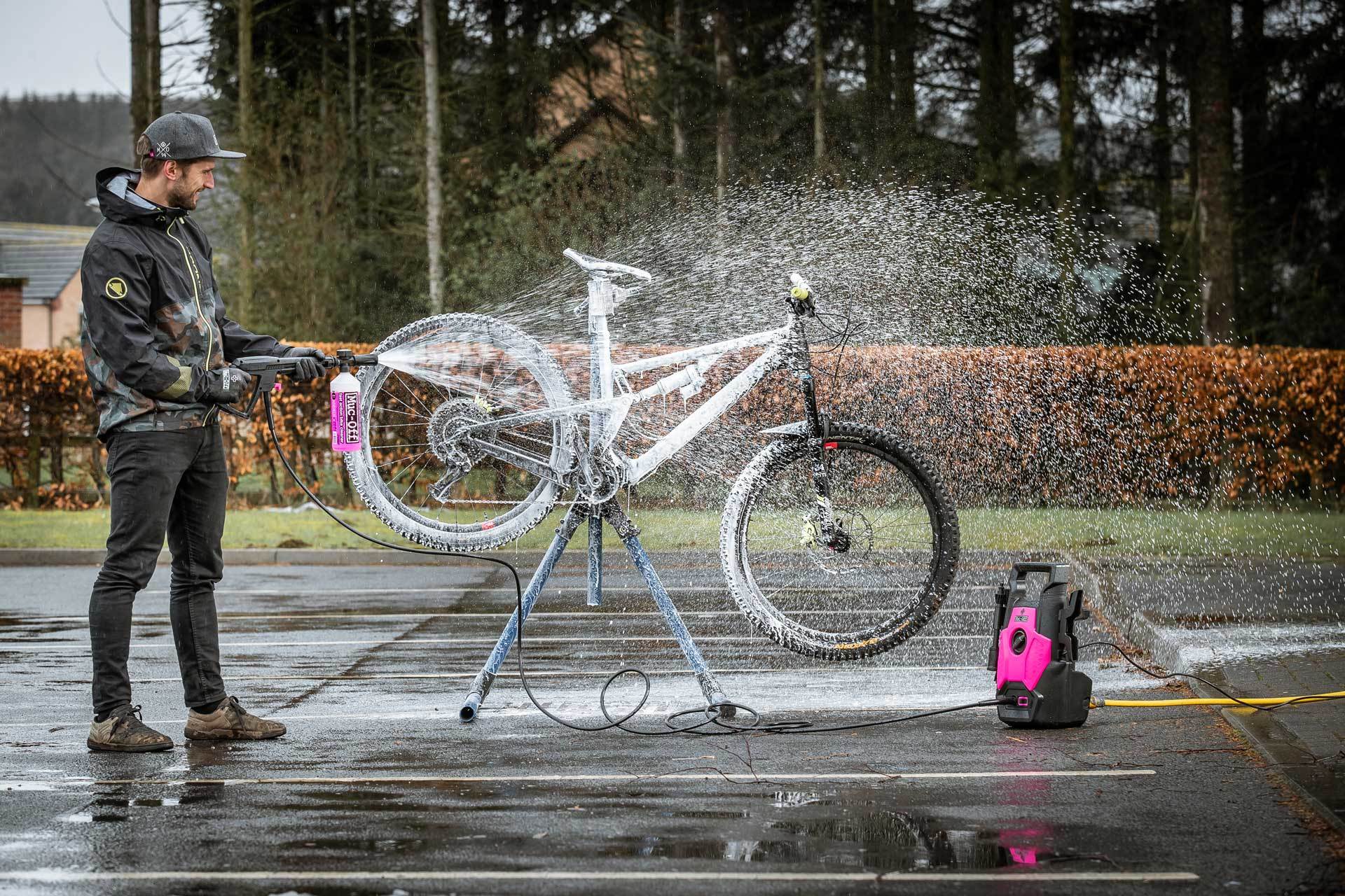 Можно ли мыть велосипед. Мойка велосипеда. Помыть велосипед. Велосипед на автомойке. Ручная мойка для велосипеда.